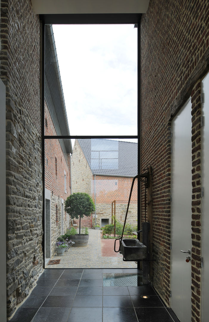 Réalité, Luc Spits Architecture Luc Spits Architecture Modern Corridor, Hallway and Staircase