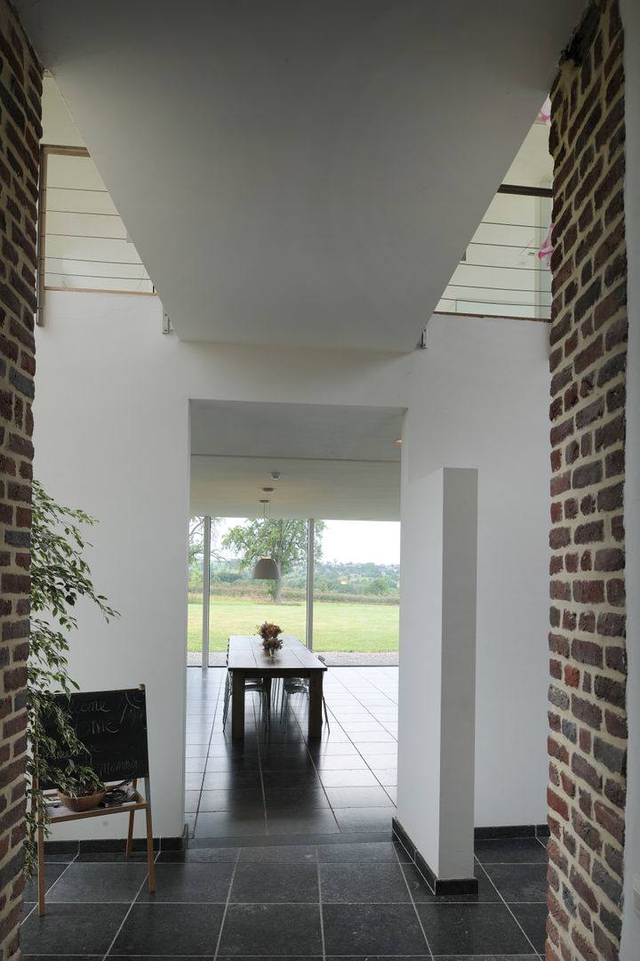 Réalité, Luc Spits Architecture Luc Spits Architecture Modern Corridor, Hallway and Staircase