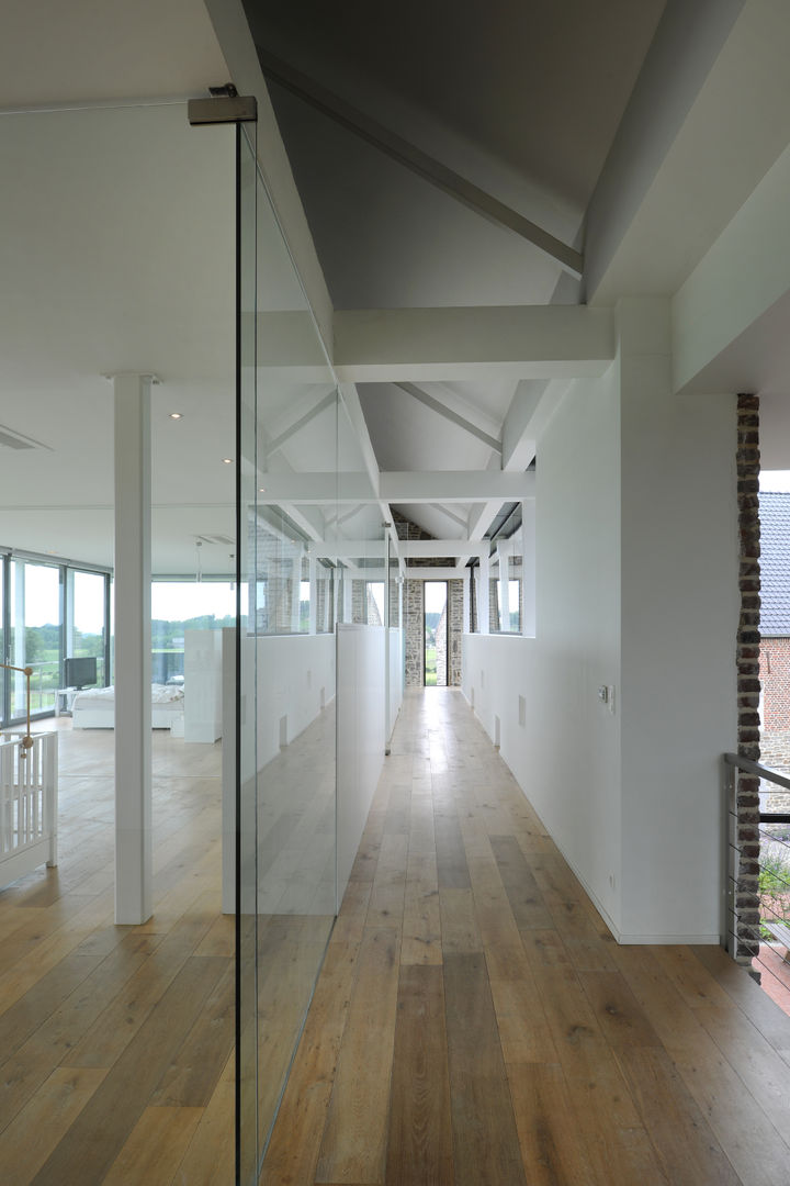 Réalité, Luc Spits Architecture Luc Spits Architecture Modern Corridor, Hallway and Staircase