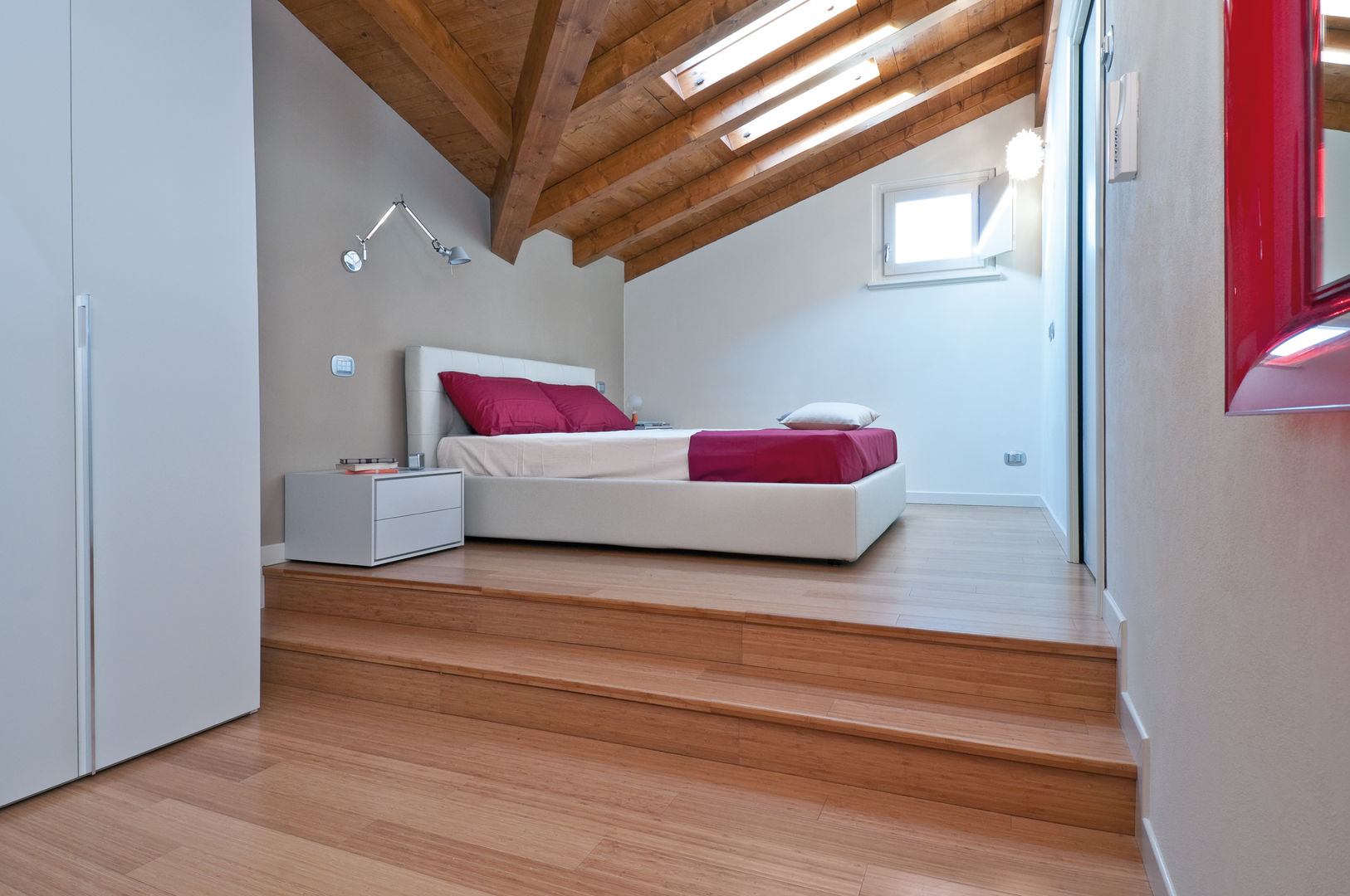 AMBIENTE MODERNO, STILE LINEARE. L'ELEGANZA DEL VERTICALE CARBONIZZATO, FLOORBAMBOO FLOORBAMBOO Camera da letto moderna Bambù Verde