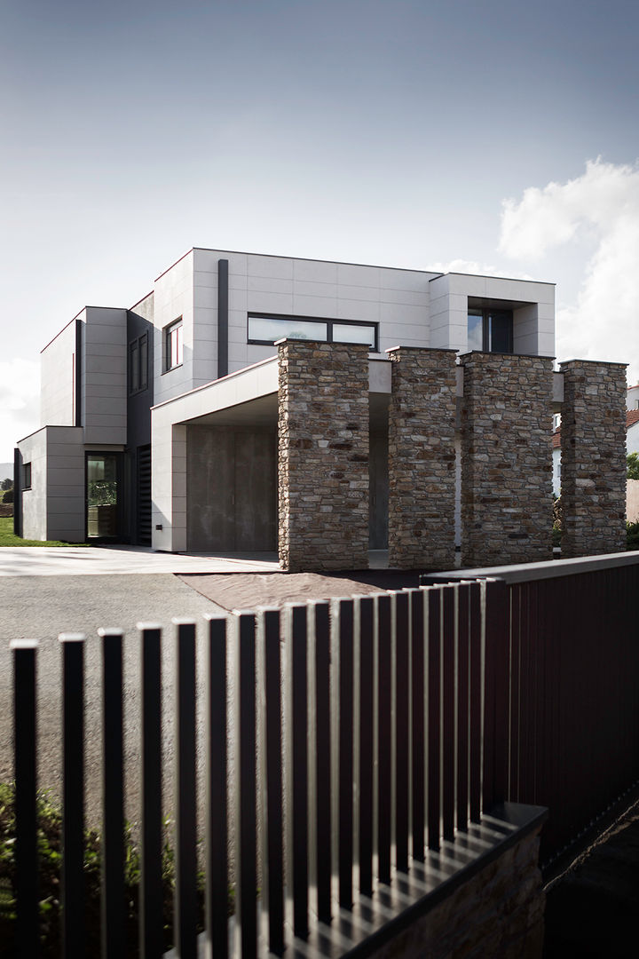 Vivienda en Mugardos, AD+ arquitectura AD+ arquitectura منزل عائلي صغير حجر