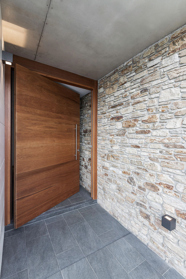Vivienda en Mugardos, AD+ arquitectura AD+ arquitectura ประตูหน้า ไม้ Wood effect
