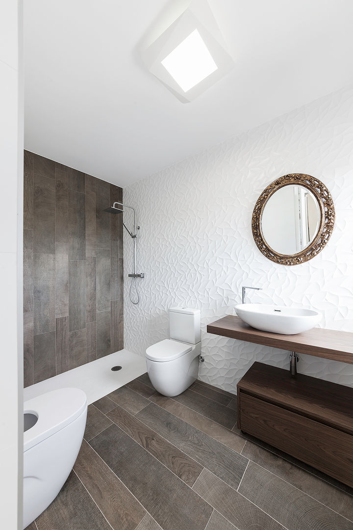 Vivienda en Mugardos AD+ arquitectura Baños de estilo moderno Cerámico Arreglo de tubería,Espejo,Propiedad,Espejo para maquillarse,Edificio,Lavabo del baño,Tocar,Baño,Baño,Madera