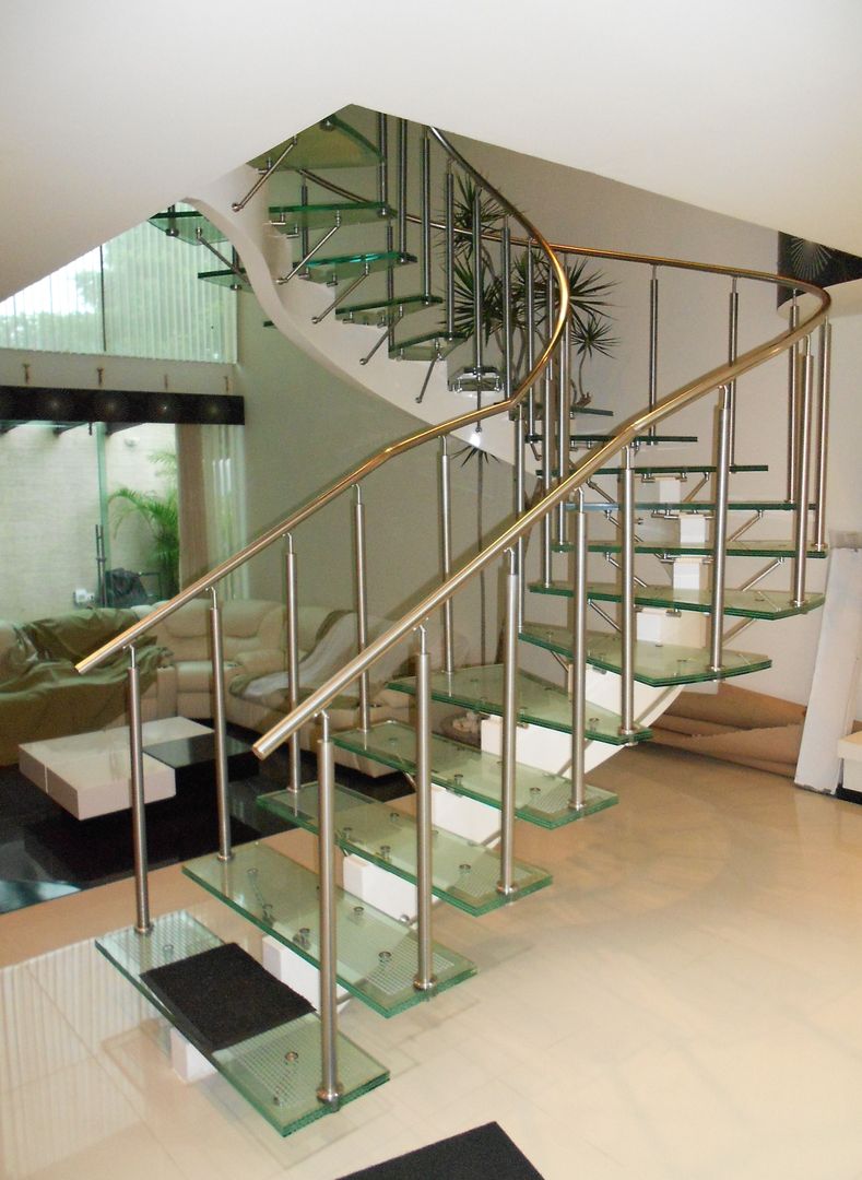 Escalera de Cristal con Herrajes y Pasamanos de Acero inoxidable, INGENIERIA Y DISEÑO EN CRISTAL, S.A. DE C.V. INGENIERIA Y DISEÑO EN CRISTAL, S.A. DE C.V. ห้องโถงทางเดินและบันไดสมัยใหม่ กระจกและแก้ว