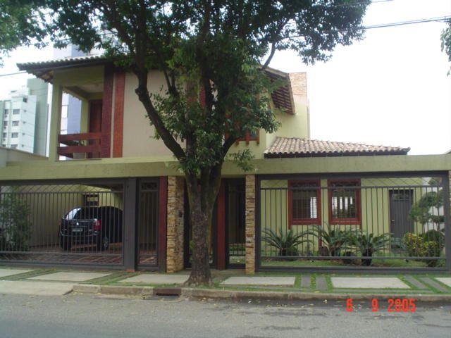 Em terreno plano moradia de casal jovem com duas filhas e pequenas. homify Casas tropicais