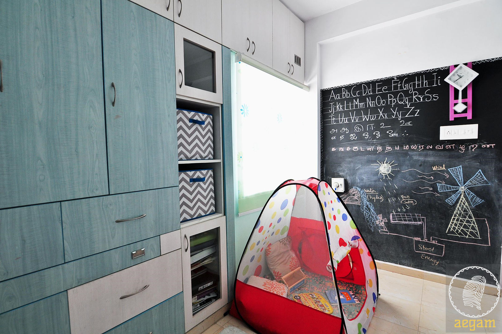 Apartment Remodel, Aegam Aegam モダンデザインの 子供部屋