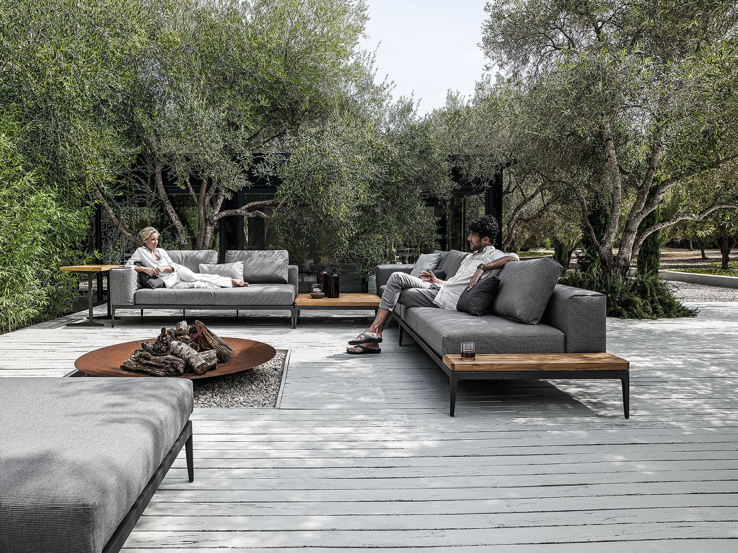 Komfortabel, stylish, witterungsbeständig: Diese Outdoor-Lounges überzeugen auf ganzer Linie, FRIEDRICH Living e.K. FRIEDRICH Living e.K. Jardines modernos: Ideas, imágenes y decoración Muebles