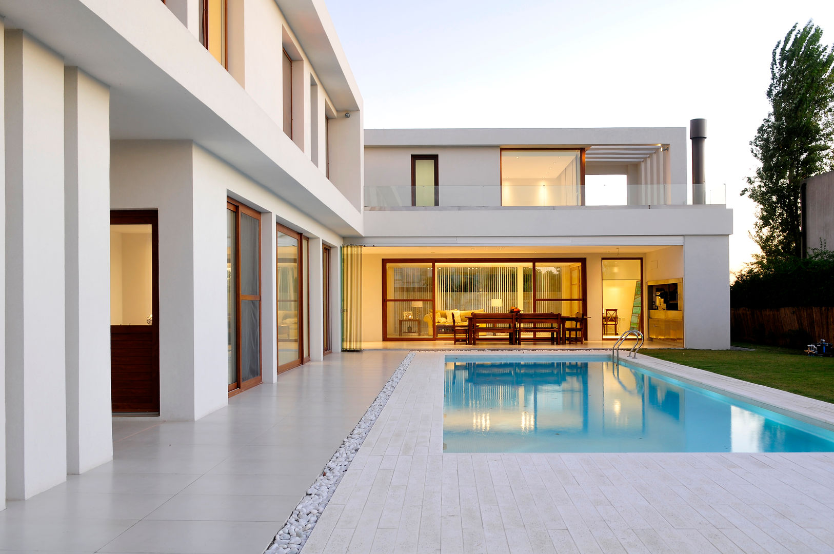 The pool is the center of the house Ramirez Arquitectura Piscinas de estilo minimalista Cerámico