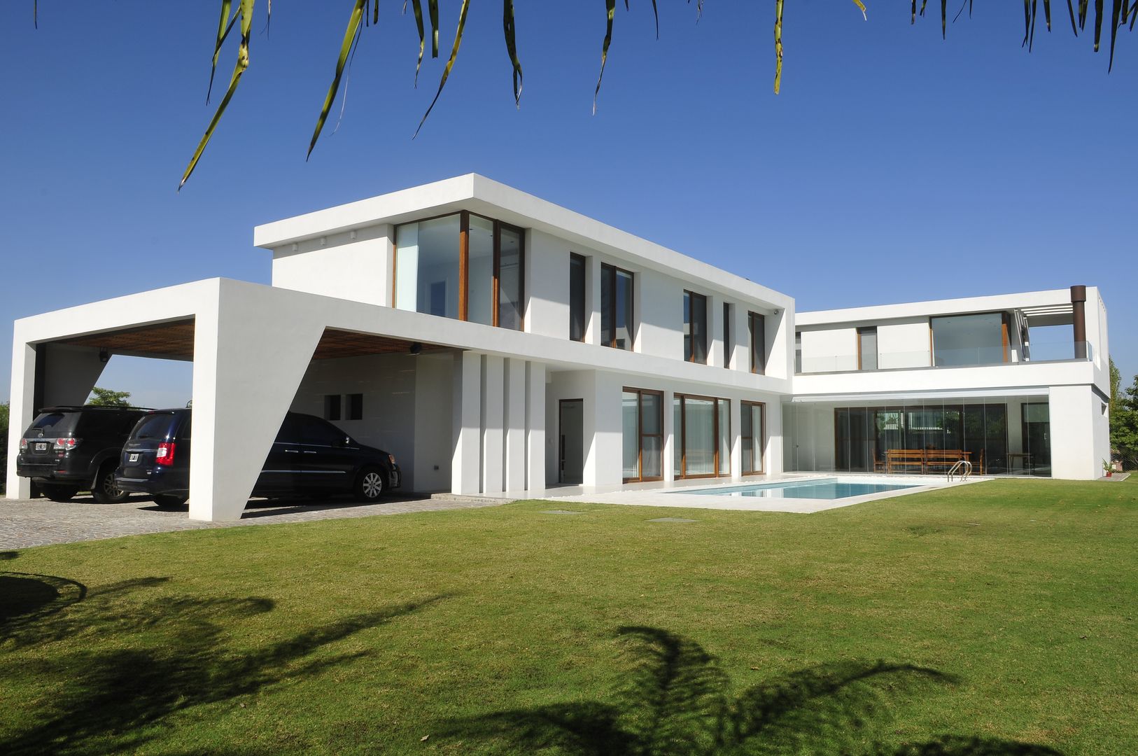 Two floor house Ramirez Arquitectura Parcelas de agrado Vidrio