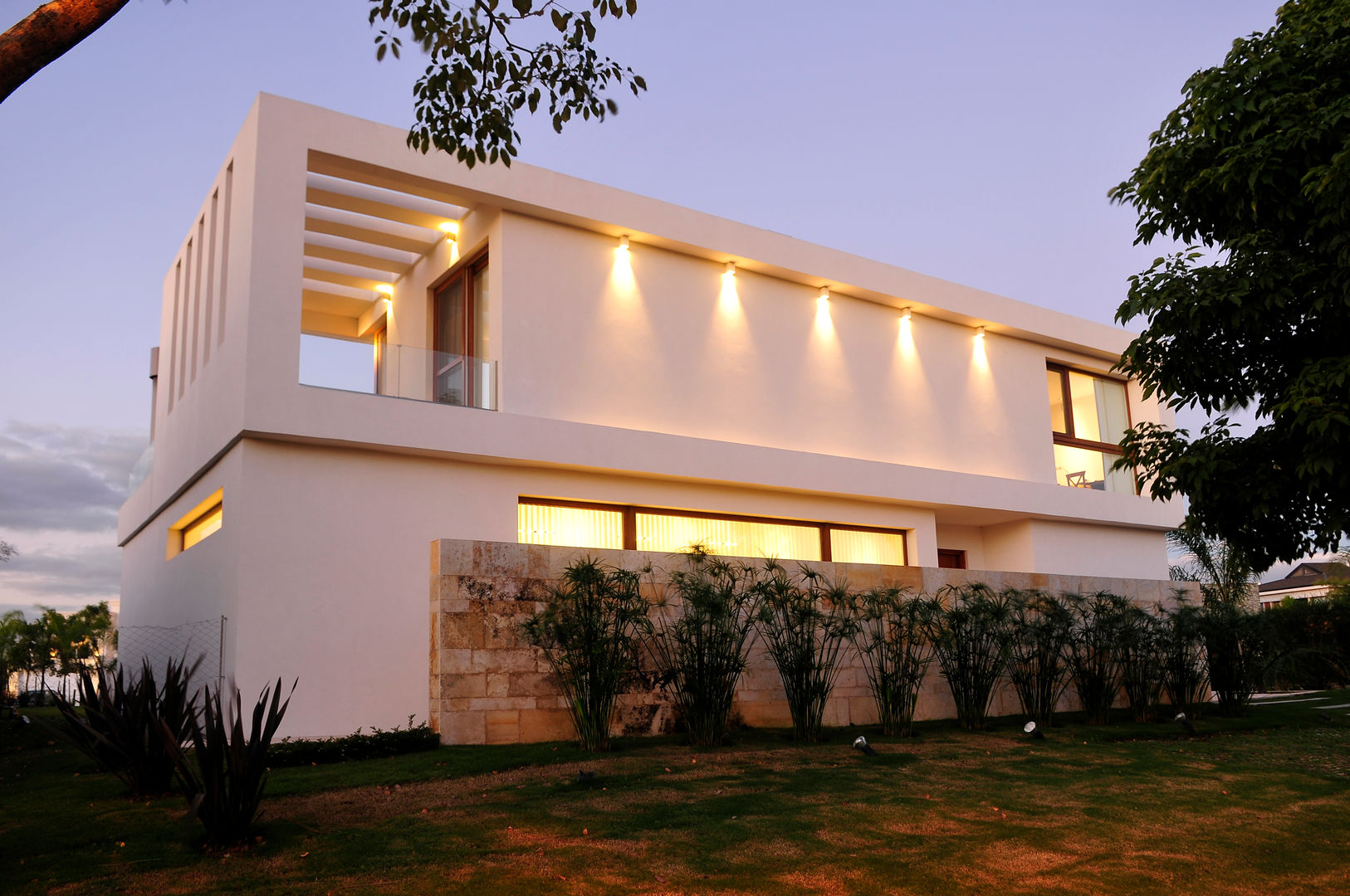 CASA EN GOLF CLUB NORDELTA, BUENOS AIRES, ARGENTINA, Ramirez Arquitectura Ramirez Arquitectura Modern houses Stone White