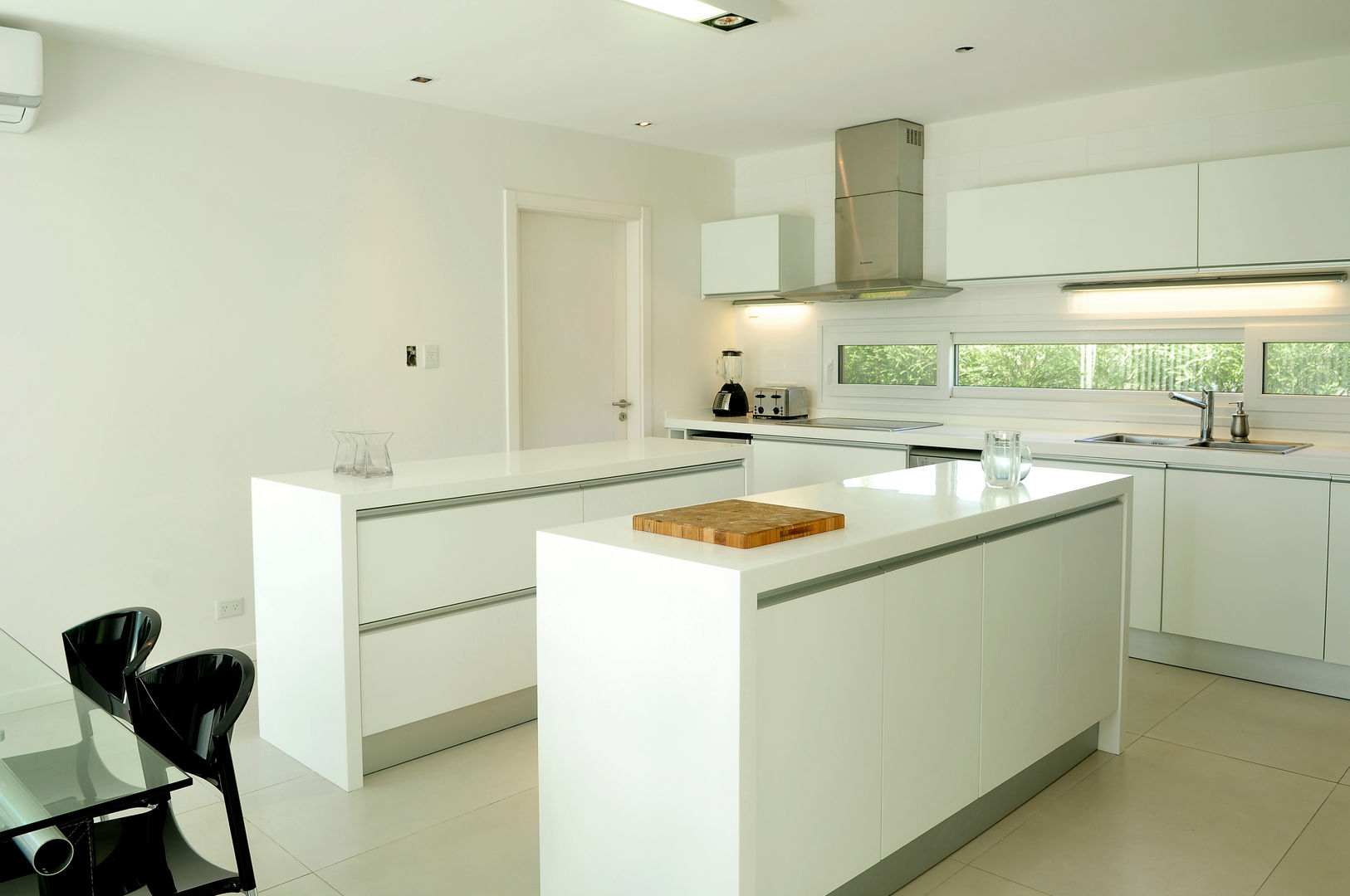 Modern custom kitchen Ramirez Arquitectura Cocinas de estilo moderno Caliza