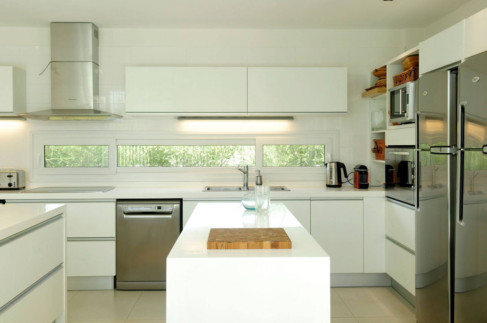 Modern custom kitchen Ramirez Arquitectura Cocinas de estilo moderno Caliza Estanterías y gavetas