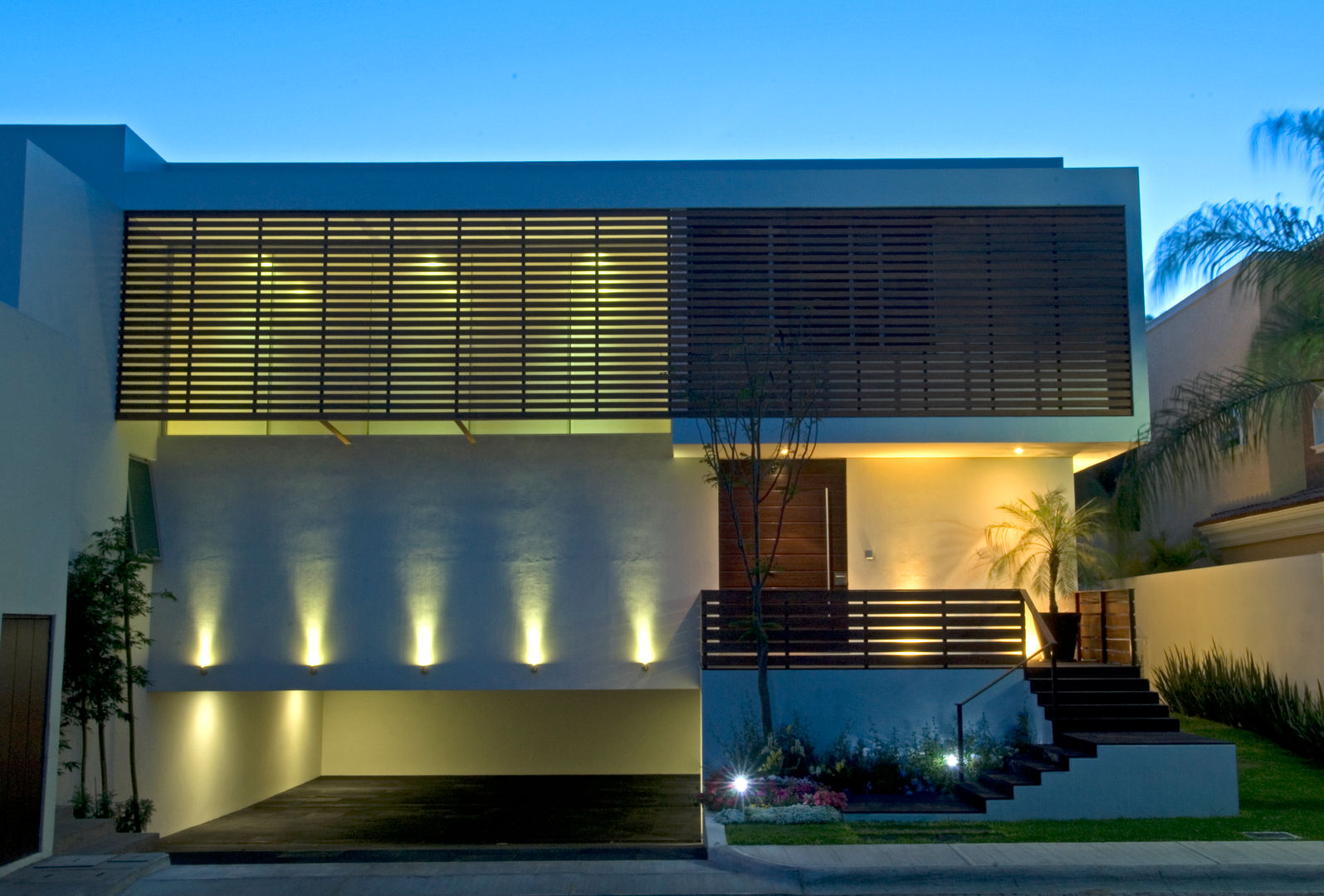 Fachada homify Balcones y terrazas modernos Madera Acabado en madera Iluminación