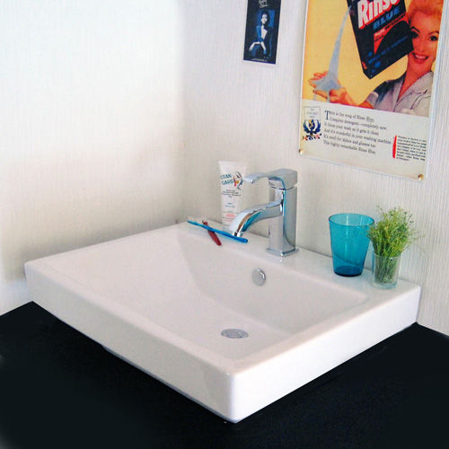 Redding + Koln, 株式会社ヤスダプロモーション 株式会社ヤスダプロモーション Modern bathroom Pottery Sinks