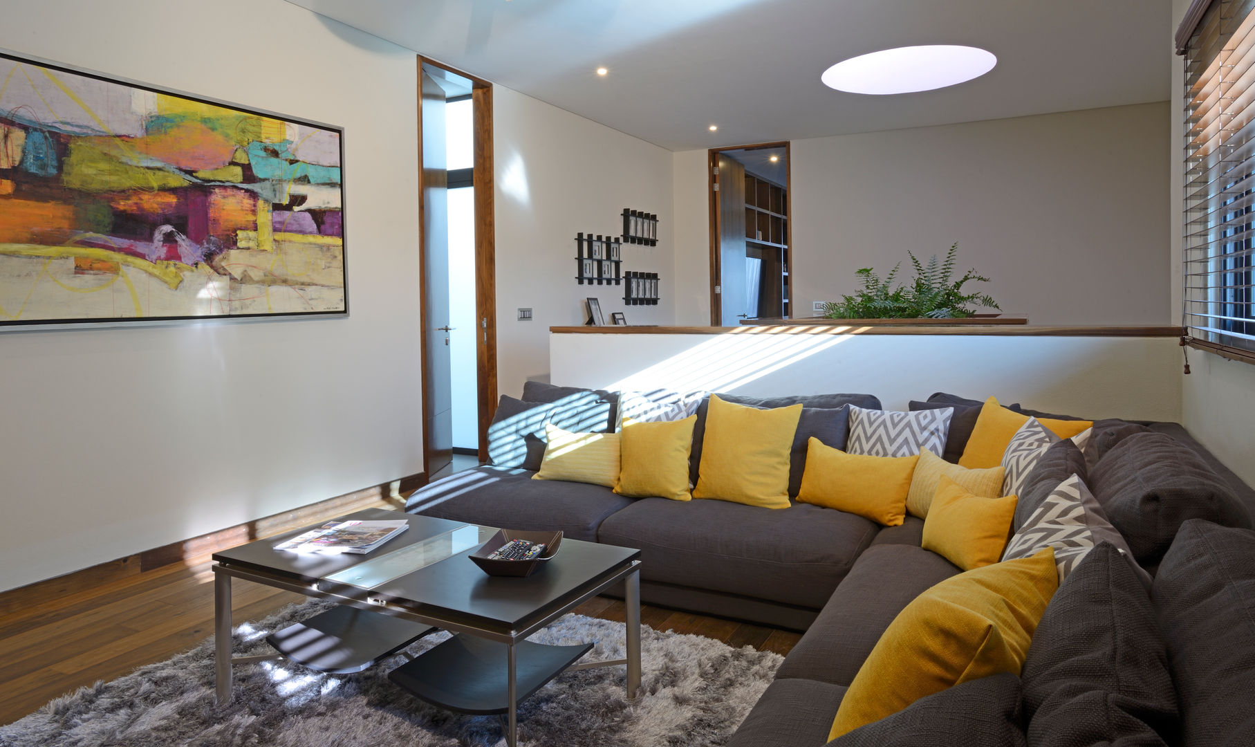 homify Moderne Wohnzimmer Textil Gelb Sofas und Sessel