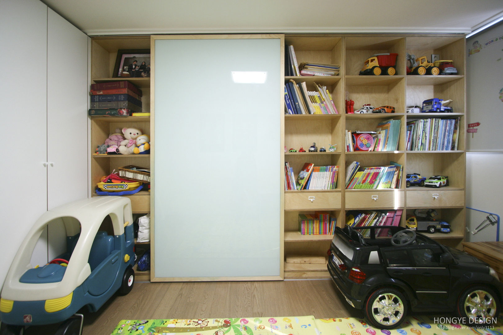 120인치 스크린이 우리집 거실에, 40py 모던한 인테리어 , 홍예디자인 홍예디자인 Quarto infantil moderno