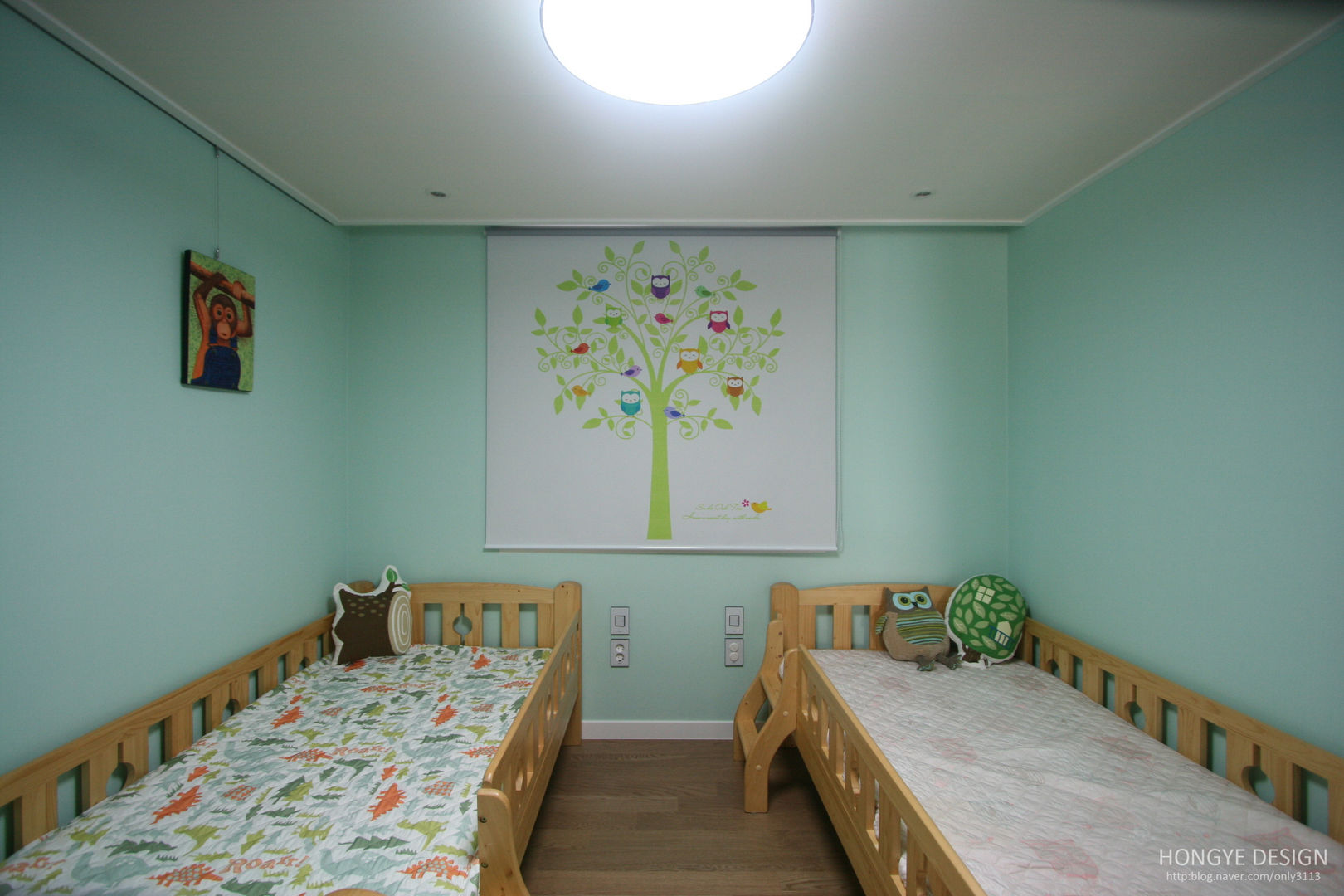 120인치 스크린이 우리집 거실에, 40py 모던한 인테리어 , 홍예디자인 홍예디자인 Nursery/kid’s room
