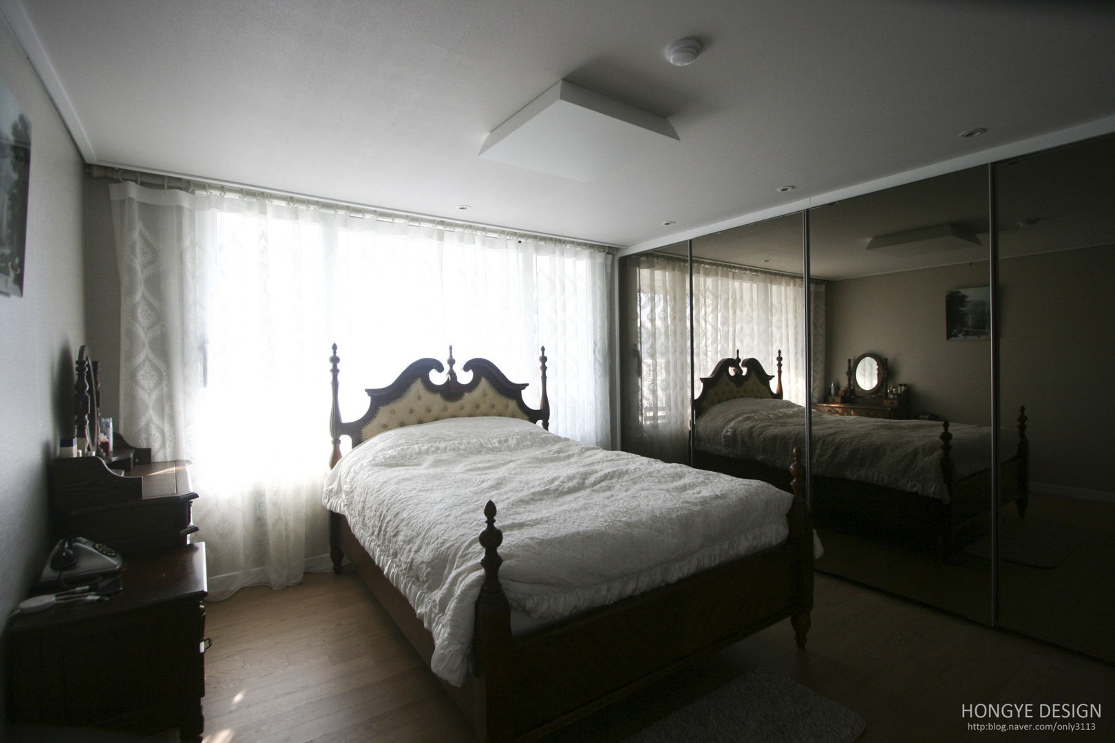 120인치 스크린이 우리집 거실에, 40py 모던한 인테리어 , 홍예디자인 홍예디자인 Camera da letto moderna