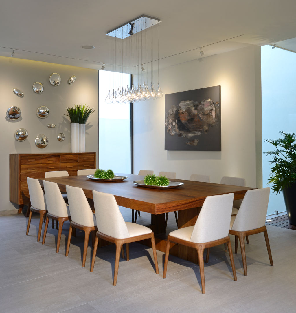 homify Modern dining room Wood Wood effect Tables