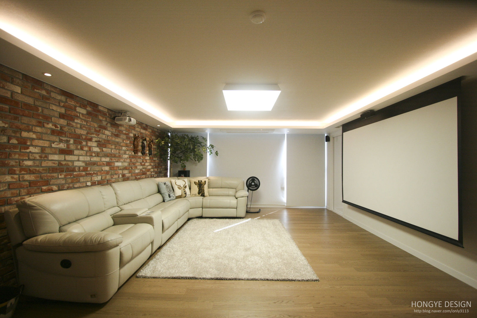 120인치 스크린이 우리집 거실에, 40py 모던한 인테리어 , 홍예디자인 홍예디자인 Living room