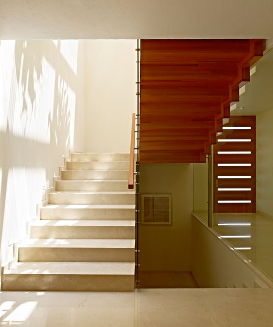 Escaleras homify Escaleras Madera Acabado en madera Escaleras