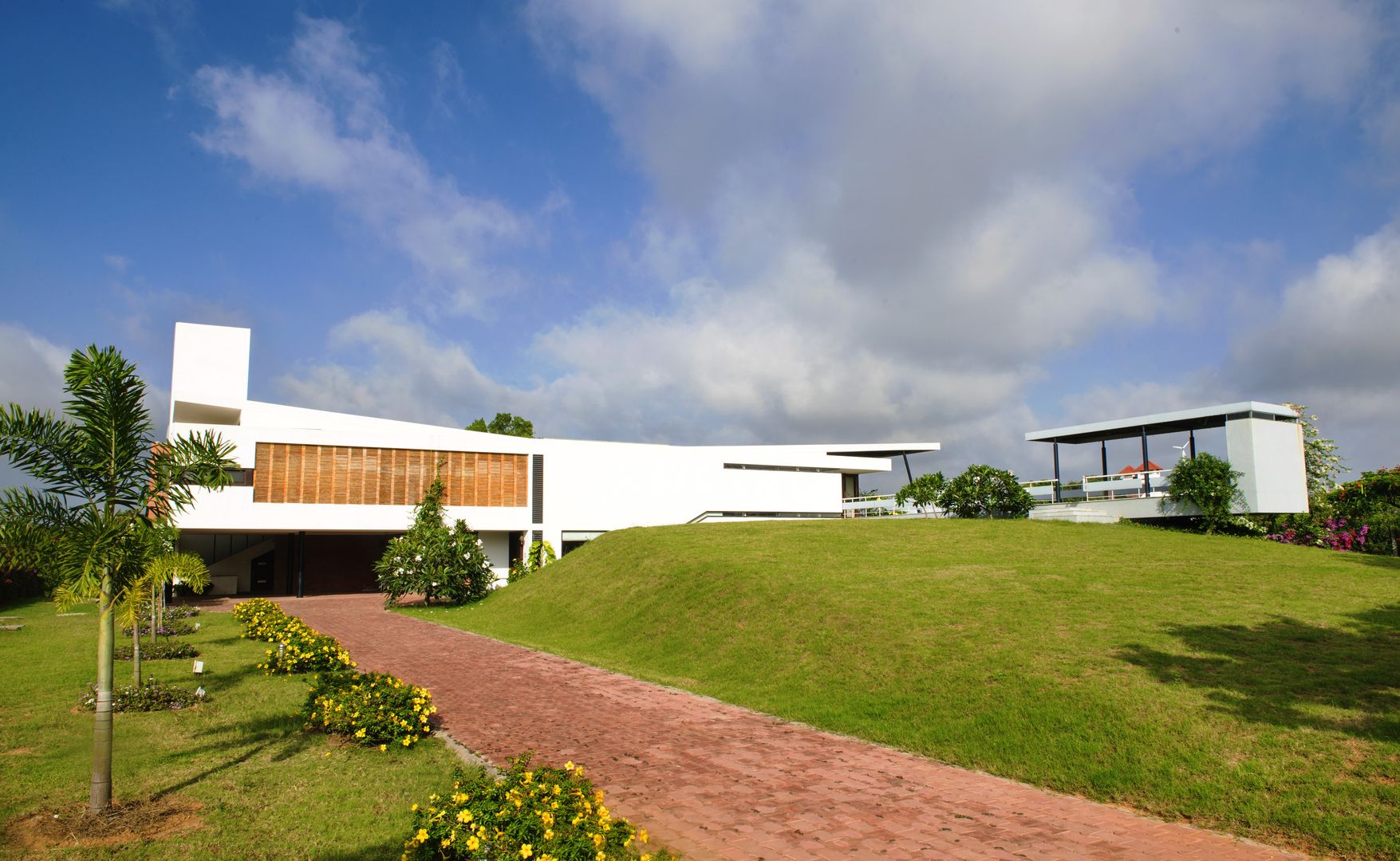 The stone screen with the grass berm étendre Modern houses Stone