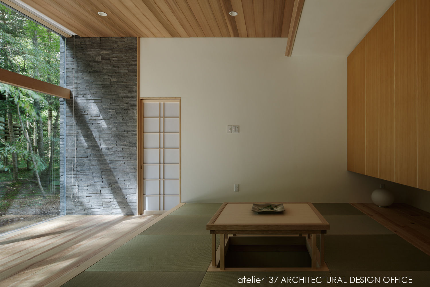 040軽井沢Cさんの家（増築）, atelier137 ARCHITECTURAL DESIGN OFFICE atelier137 ARCHITECTURAL DESIGN OFFICE Modern living room