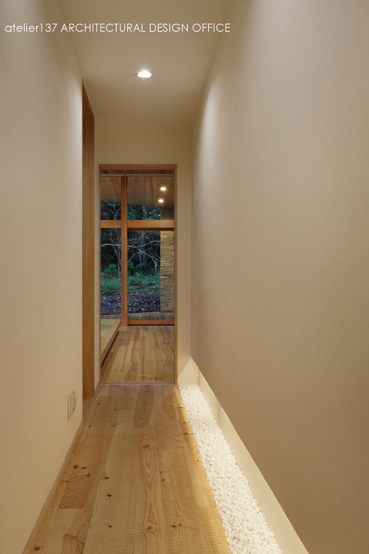 040軽井沢Cさんの家（増築）, atelier137 ARCHITECTURAL DESIGN OFFICE atelier137 ARCHITECTURAL DESIGN OFFICE Modern corridor, hallway & stairs