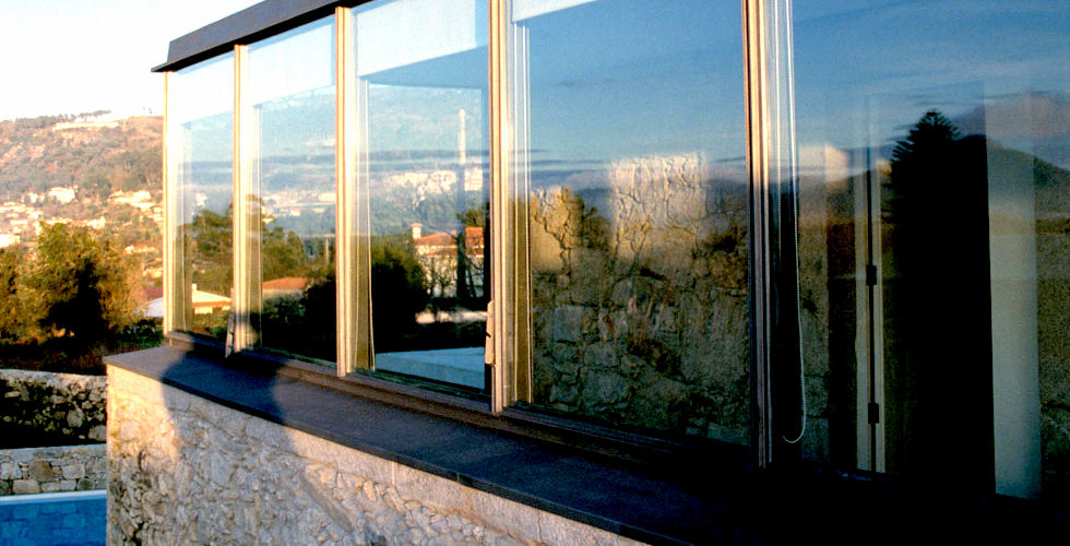 Janelas MANUEL CORREIA FERNANDES, ARQUITECTO E ASSOCIADOS Janelas e portas modernas