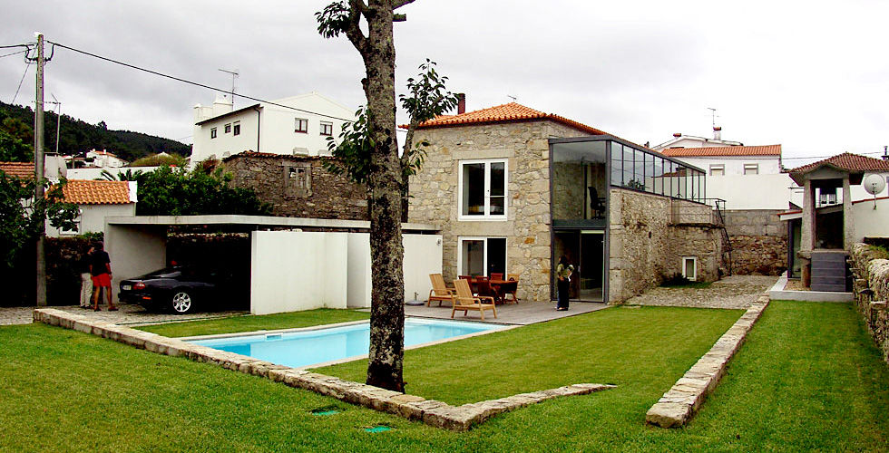 CASA CRUZEIRO, MANUEL CORREIA FERNANDES, ARQUITECTO E ASSOCIADOS MANUEL CORREIA FERNANDES, ARQUITECTO E ASSOCIADOS 모던스타일 정원