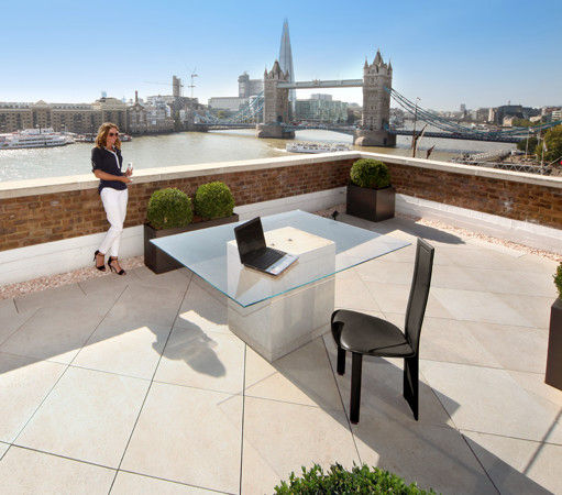 Roof terrace with French Limestone Vanilla porcelain paving PrimaPorcelain Тераса Фарфор