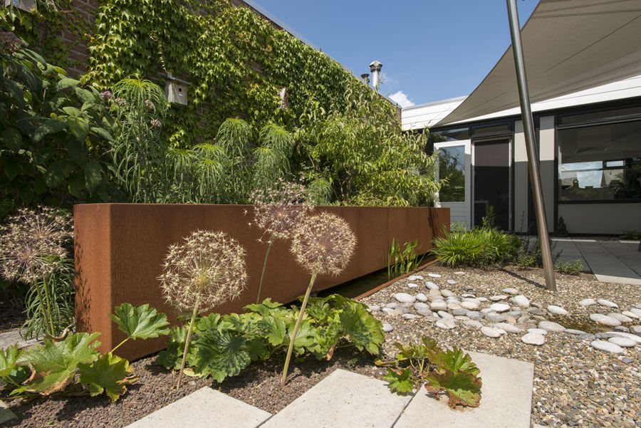 Natuurlijke kleine tuin Sleeuwijk - Tuin van het jaar 2018, De Rooy Hoveniers De Rooy Hoveniers Jardines de estilo ecléctico