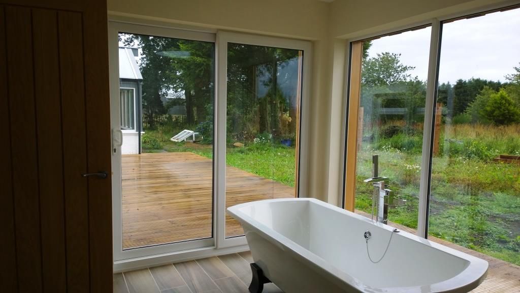 Free standing bath with a view Architects Scotland Ltd Ванная комната в стиле модерн Фарфор