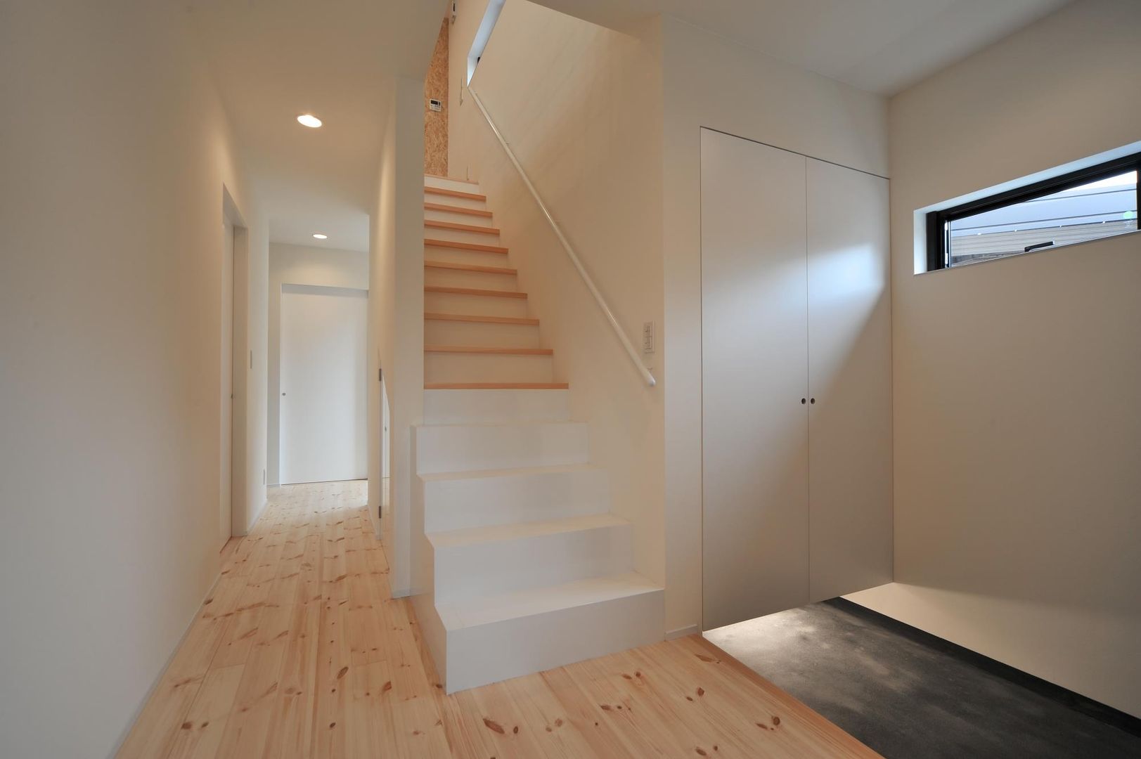 西坂部の家, 若山建築設計事務所 若山建築設計事務所 Minimalist corridor, hallway & stairs Wood Wood effect