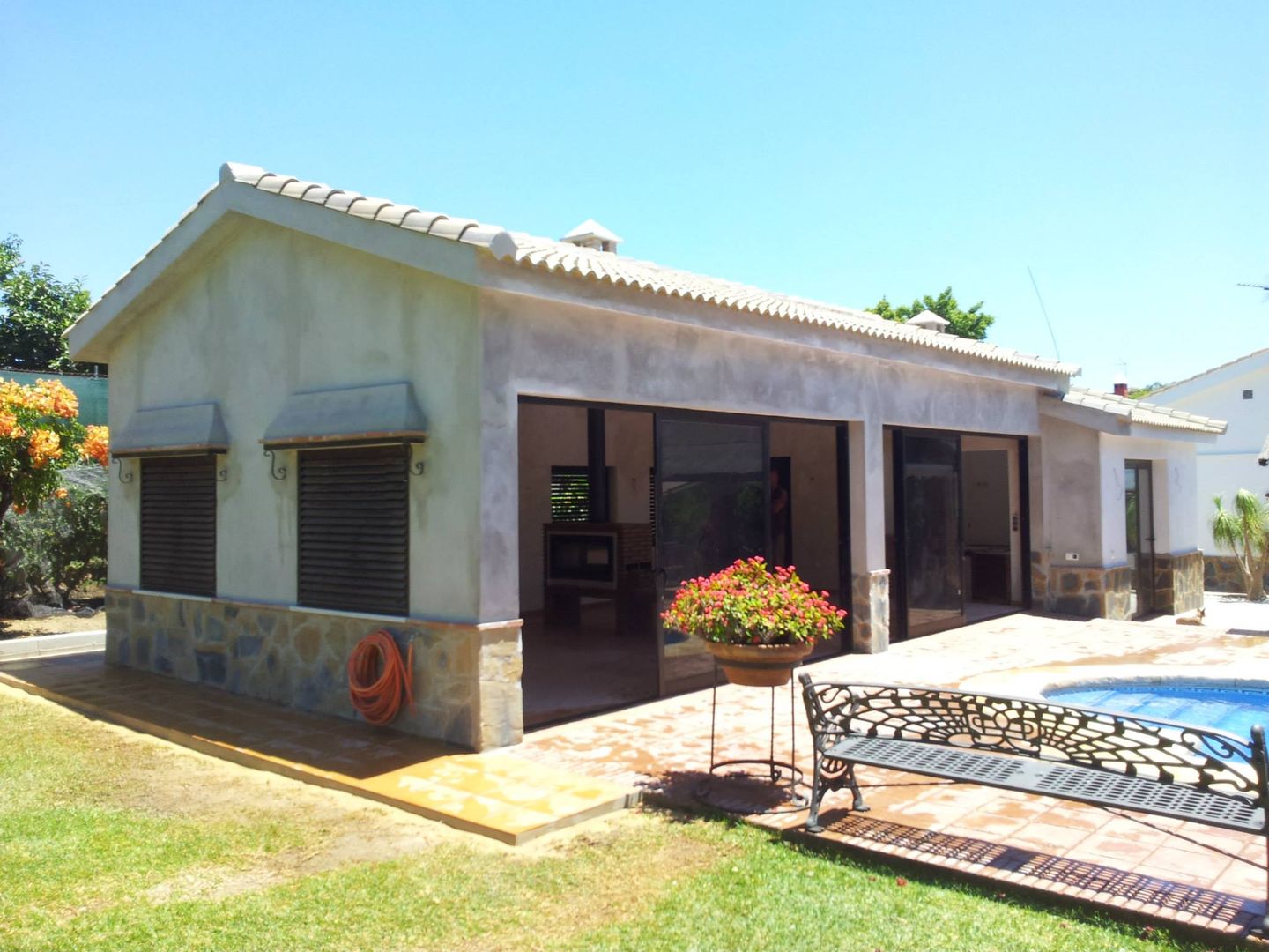 Casa de piscina - La Sierrezuela, gsformato gsformato Casas de estilo clásico Planta,Cielo,Edificio,Ventana,Puerta,Sombra,casa,Árbol,Arquitectura,lote de terreno