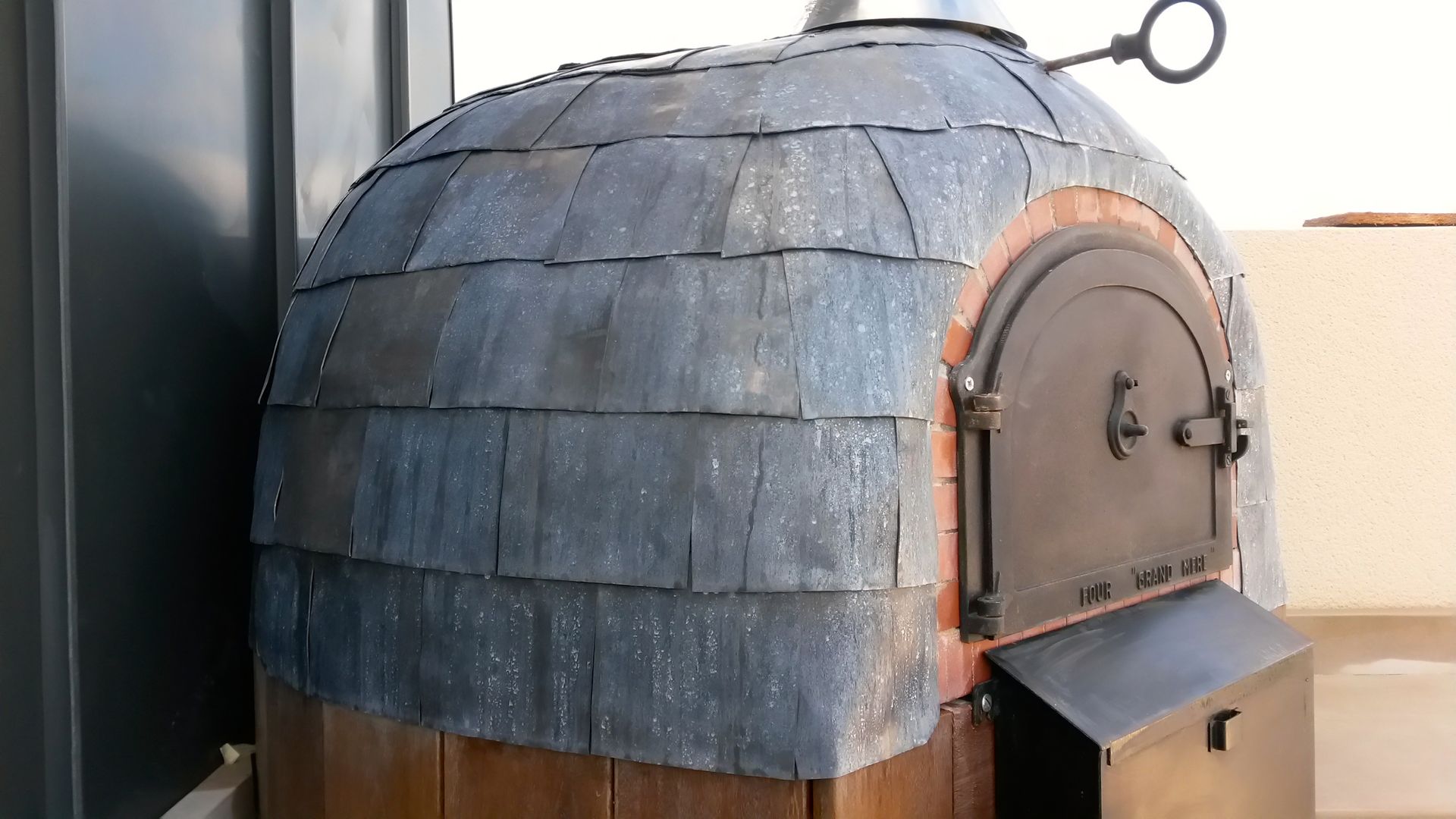 Roof terrace oven, wood-fired oven wood-fired oven بلكونة أو شرفة