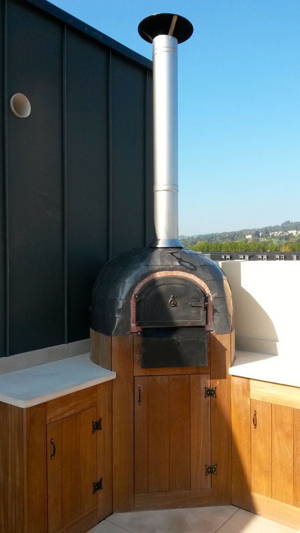 Lead clad wood-fired oven with worktops and cupboards wood-fired oven 모던스타일 발코니, 베란다 & 테라스