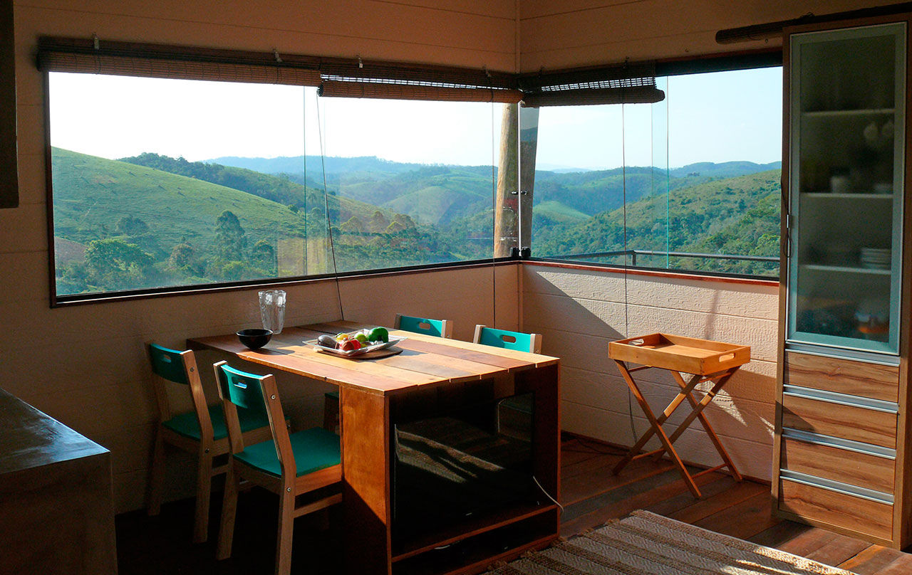 Vista para o vale da sala de jantar Cabana Arquitetos Salas de jantar rústicas Madeira Efeito de madeira