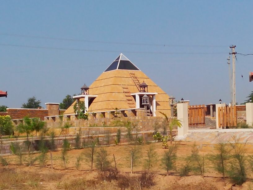 shiv temple in pyramid shape at laxmi wadi CREATORS Case in stile rustico