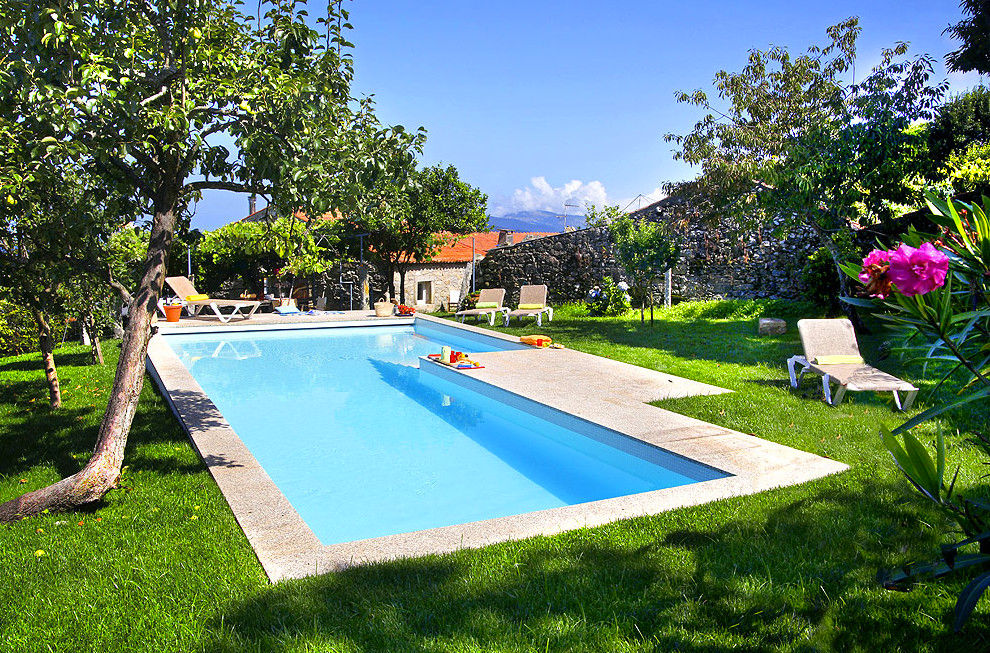 CASA DA HORTA, MANUEL CORREIA FERNANDES, ARQUITECTO E ASSOCIADOS MANUEL CORREIA FERNANDES, ARQUITECTO E ASSOCIADOS Moderne Pools