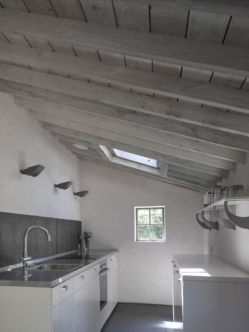​The kitchen at the Cow Shed Nash Baker Architects Ltd Cucina moderna Legno Effetto legno