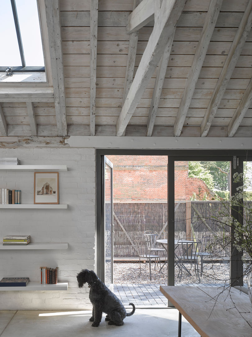 ​The living room at the Cow Shed Nash Baker Architects Ltd Moderne Wohnzimmer Holz Holznachbildung