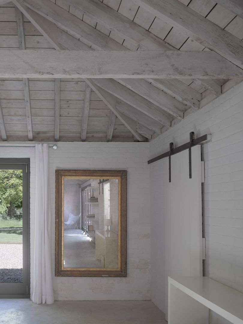 ​The bedroom at the Cow Shed Nash Baker Architects Ltd Camera da letto moderna Legno Effetto legno