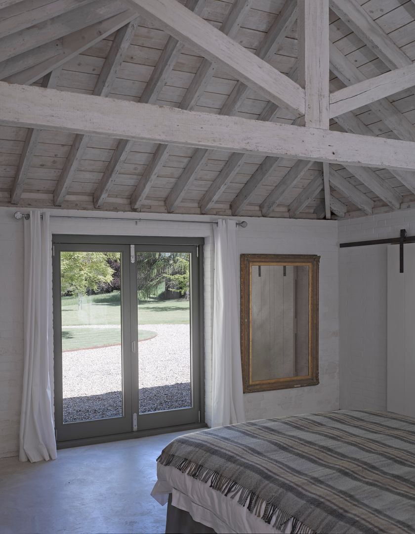 ​The bedroom at the Cow Shed Nash Baker Architects Ltd モダンスタイルの寝室 木 木目調