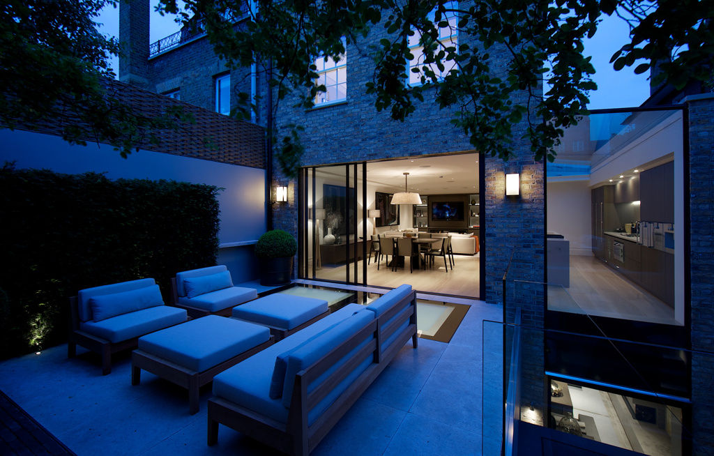 ​Back garden at Bedford Gardens House. Nash Baker Architects Ltd Jardins modernos