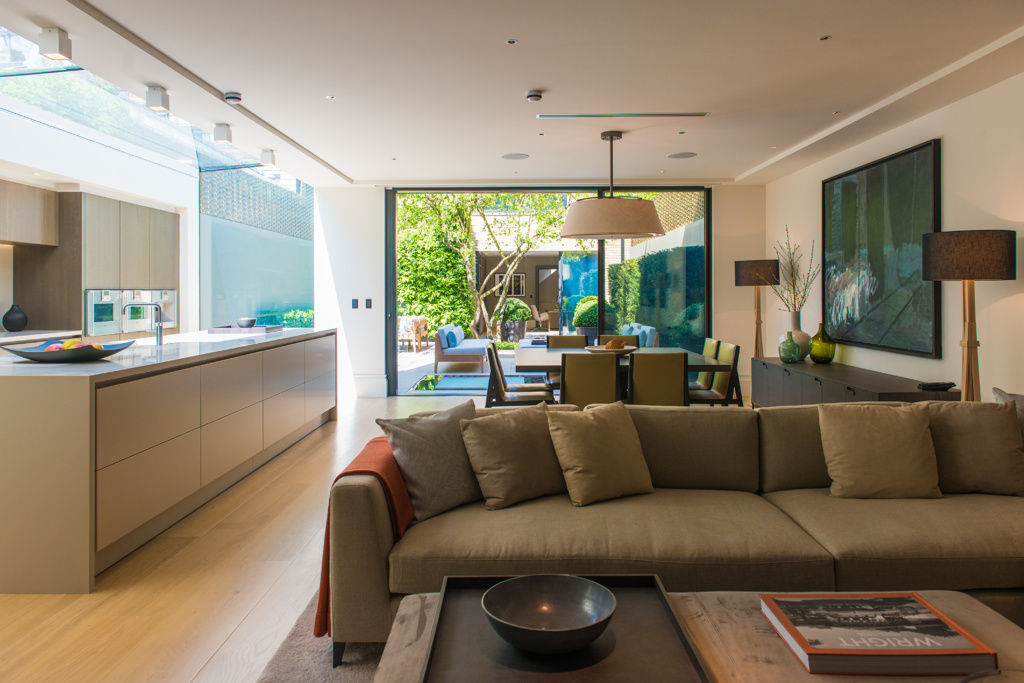 ​Kitchen and sitting area with views of the back garden at Bedford Gardens house. Nash Baker Architects Ltd 現代廚房設計點子、靈感&圖片