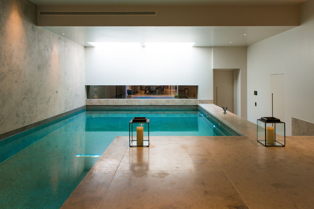 ​Basement pool at Bedford Gardens house. Nash Baker Architects Ltd Hồ bơi phong cách hiện đại Cục đá