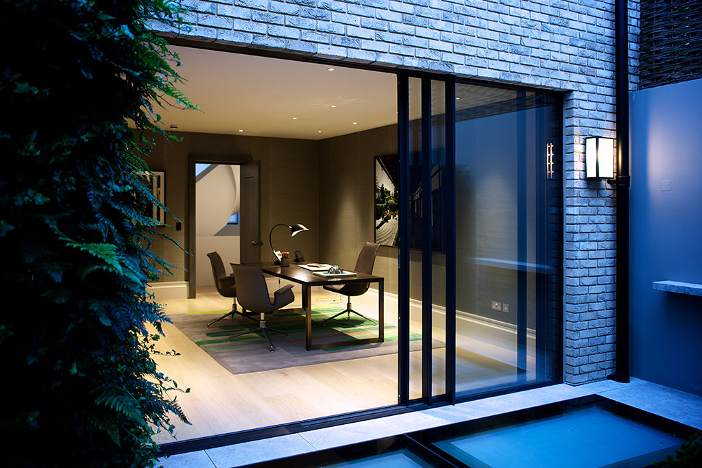 The Office from the back garden at Bedford Gardens House. Nash Baker Architects Ltd مكتب عمل أو دراسة خشب Wood effect