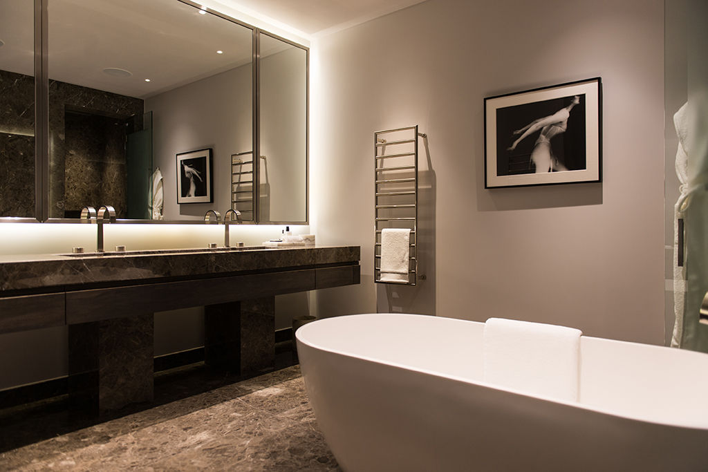 Master bathroom ​at Bedford Gardens House. Nash Baker Architects Ltd Phòng tắm phong cách hiện đại Đá hoa