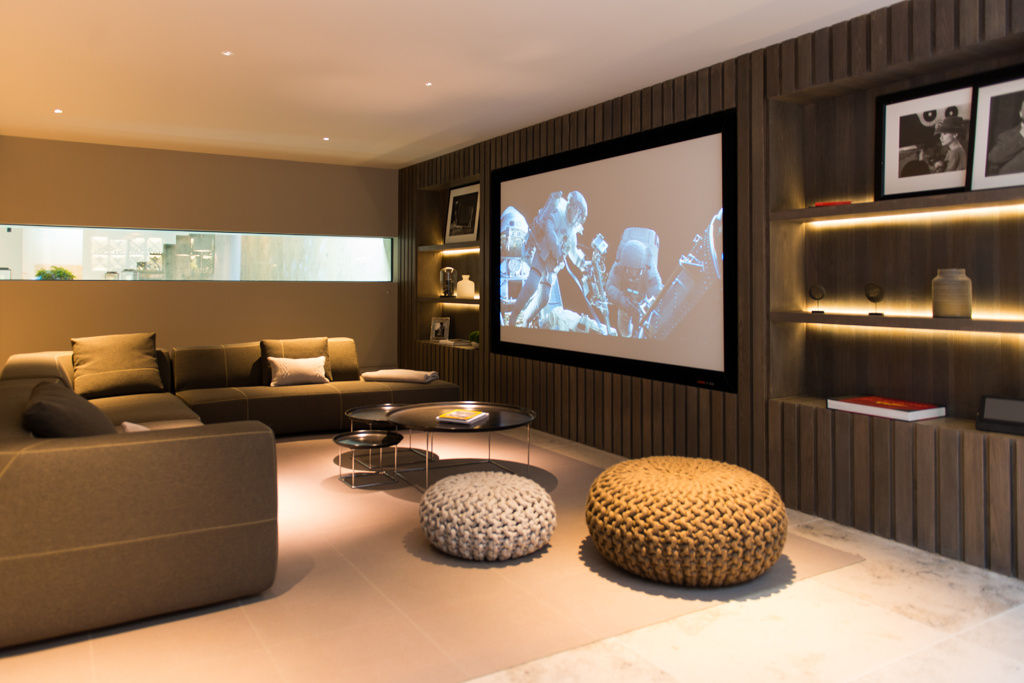 ​Home cinema and sitting area at Bedford Gardens House. Nash Baker Architects Ltd غرفة الميديا